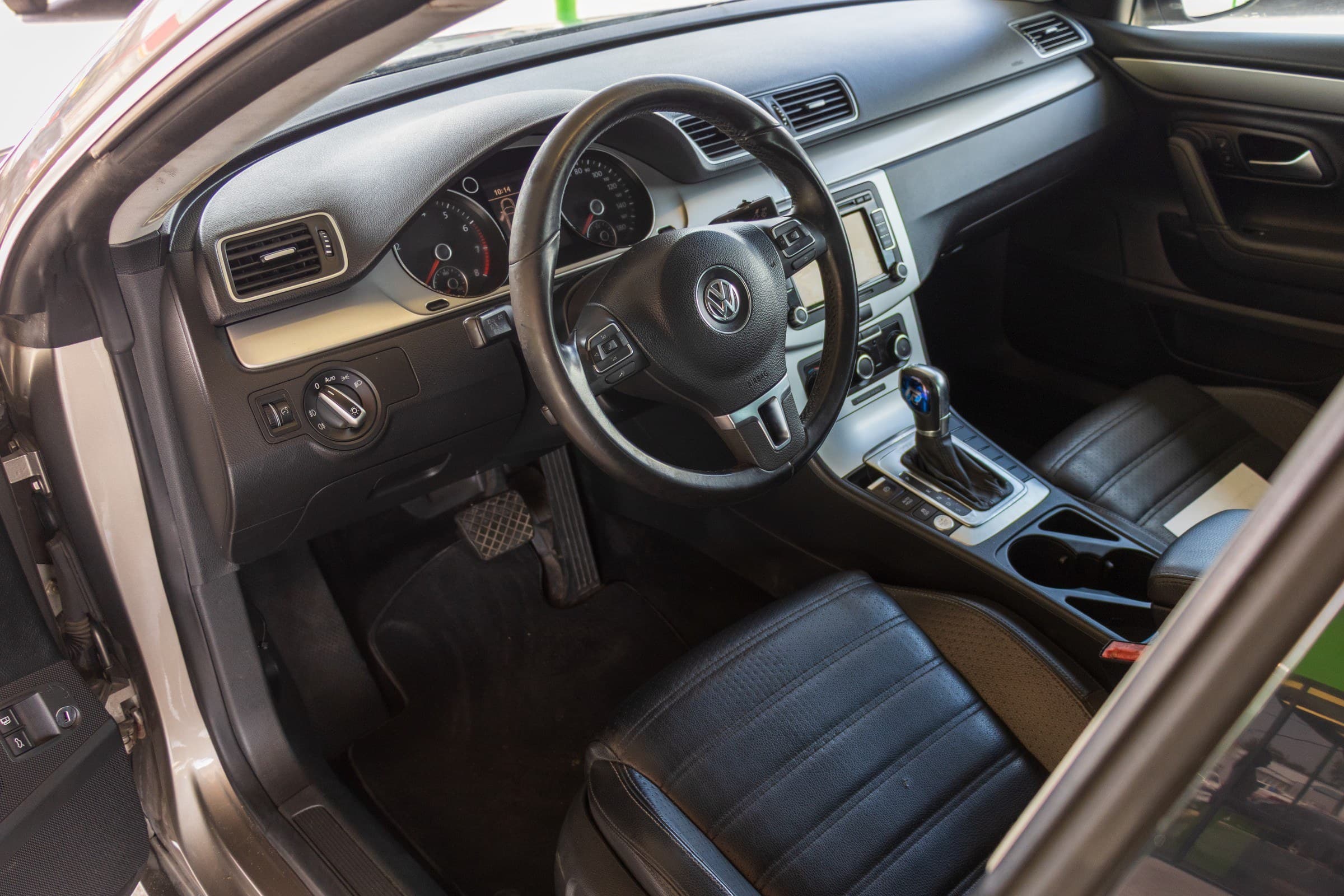 Driver's cockpit of the CC: black leather seats, leather-wrapped steering wheel and the automatic shifter on the center console.