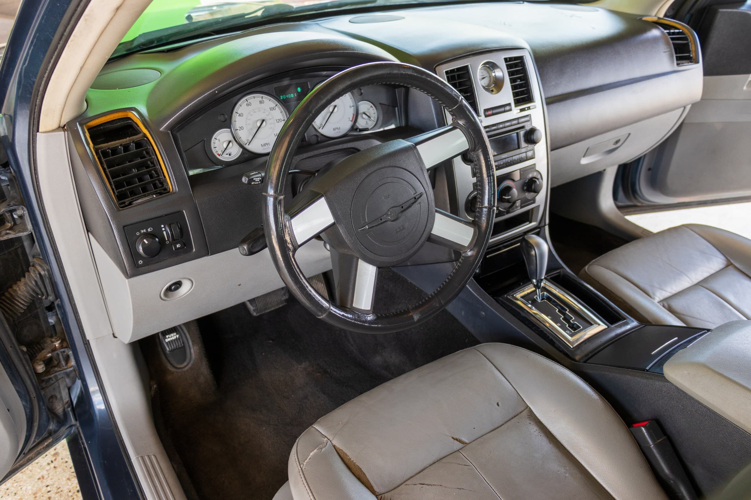2007 Chrysler 300 Touring interior, dashboard and steering wheel