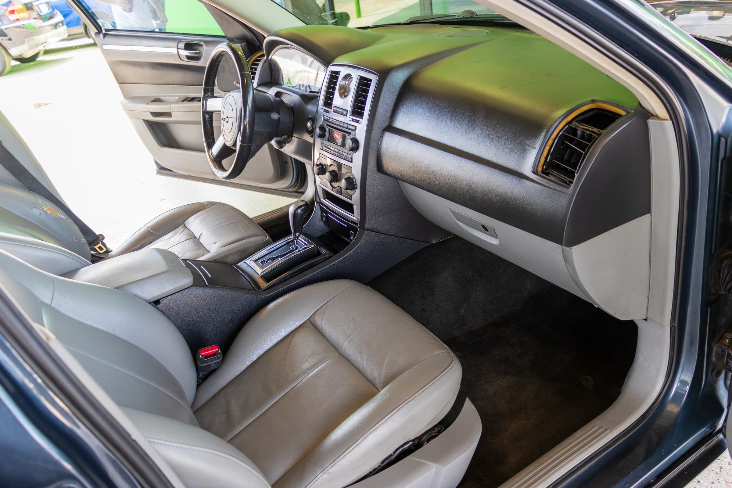 2007 Chrysler 300 Touring interior, front seats