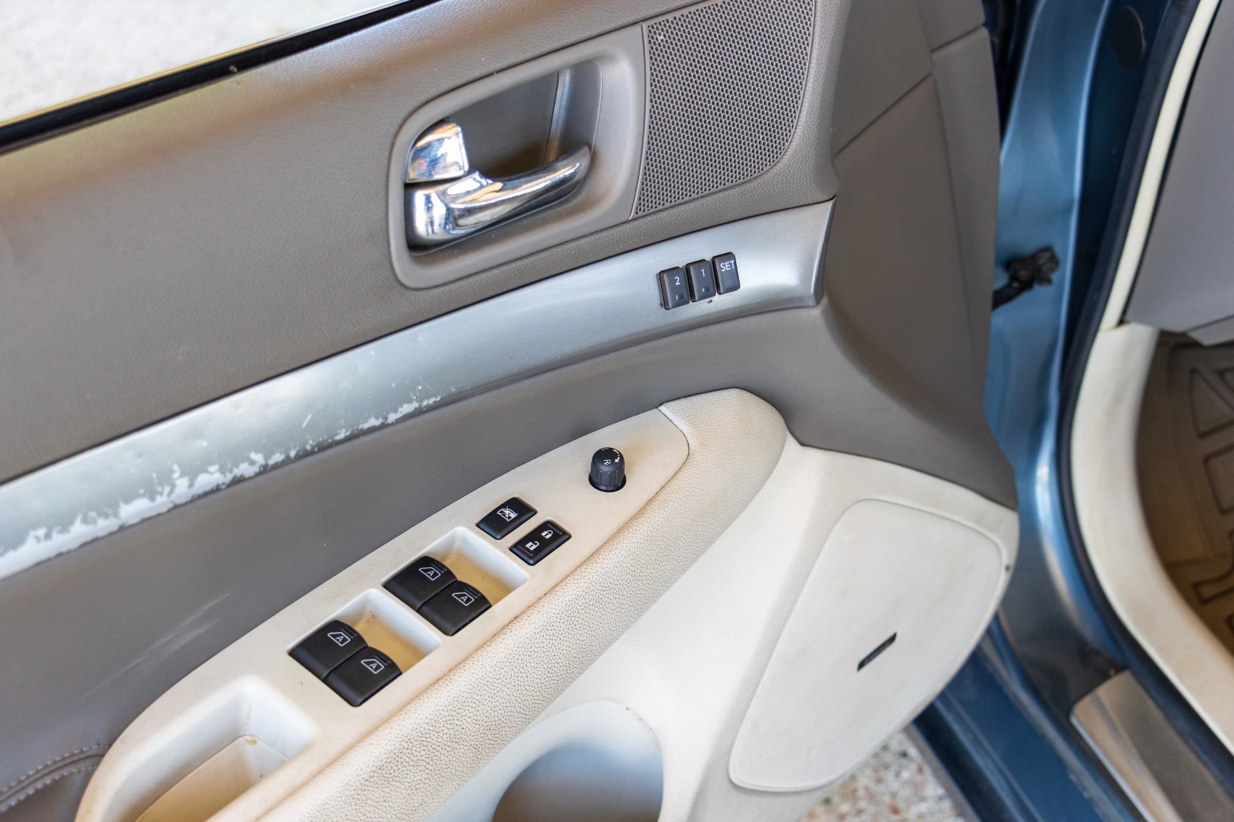 2010 INFINITI G37 Sedan interior, driver's door panel